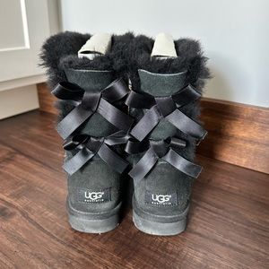 Women’s UGG black Bailey bow size 7